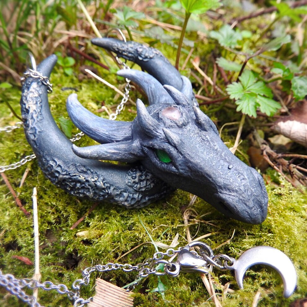 Gothic / Witchy Dragon Head Moon Pendant Collana su una catena in acciaio inossidabile 50cm in argilla polimerica