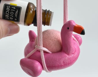 Flotador de piscina colgante con flamenco rosa, ambientador para coche, difusor de arcilla con aceite esencial y bola de lana, bonitos accesorios para coche, amantes de los flamencos