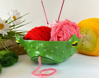BIG spiny toad crochet yarn bowl Handmade clay knitting bowl for yarn Frog crochet yarn holder Frog mom Goblincore decor