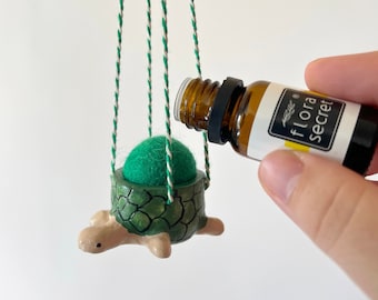 Ambientador colgante para coche con forma de tortuga. Difusor de aceites esenciales de arcilla para coche con bola de lana. Adorno de animal para coche. Accesorios de playa para coche. Regalos de tortuga marina.