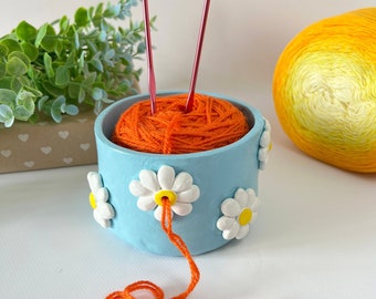 Small light blue crochet yarn bowl with white daisy Handmade clay knitting bowl for yarn Crochet yarn holder Gift for knitter Yarn lovers