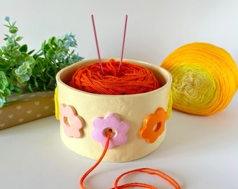 BIG light beige crochet yarn bowl with pastel retro daisy Handmade clay knitting bowl for yarn Crochet yarn holder Mothers day gift