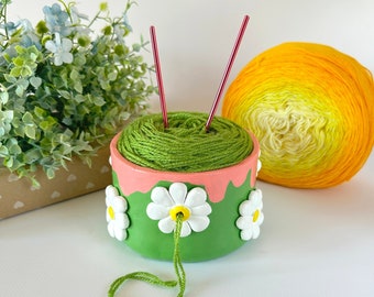 Small green yarn bowl with daisy and pink drips Handmade clay flower bowl for yarn Cottagecore aesthetic Crocheting gifts