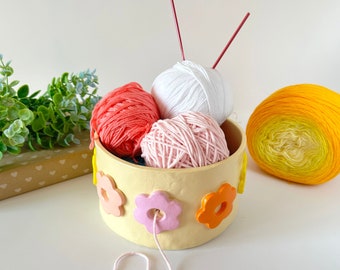 BIG crochet yarn bowl with pastel retro daisy flowers Handmade clay knitting bowl for yarn Crochet yarn holder Floral aesthetic Mom gift