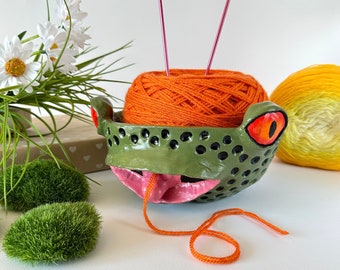 BIG swamp frog crochet yarn bowl Handmade clay knitting bowl for yarn Froggy crochet yarn holder Goblincore decor Frog lover gift