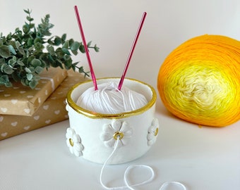Small white yarn bowl with gold colour daisy Handmade clay floral bowl for yarn Daisy gift Mothers day gift from daughter Groovy decor