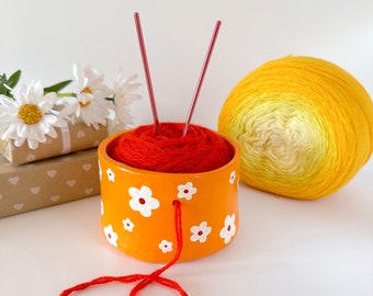 Small retro daisies crochet yarn bowl Handmade clay knitting bowl for yarn Gift for mom birthday Orange retro desk decor