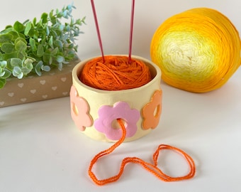 Small light beige crochet yarn bowl with pastel retro daisy Handmade clay knitting bowl for yarn Crochet yarn holder Gift for knitter