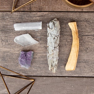 Smudging Kit - Sage Smudge Stick, Palo Santo, Amethyst Crystal, Clear Quartz and Selenite - Meditation, Protection, Incense, and Cleansing