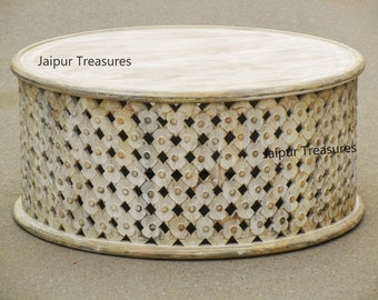 Pode incluir: Mesa de centro redonda de madeira branca com um design de treliça esculpida. A mesa tem um acabamento branco desgastado e o texto "Jaipur Treasures" é visível na parte superior.