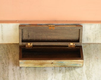 木製と真鍮製のジュエリーボックス、小さな宝箱、素朴なアンティーク