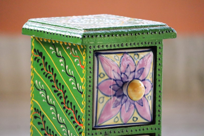 Houten & keramische 2 ladekast, bureau organisator, handgemaakte hand geschilderd, etnische, Indiase stijl, groene kleur, hoogte 9 inch afbeelding 2
