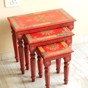 Juego de 3 mesas nido de madera: mesas auxiliares y auxiliares de estilo indio, hechas a mano y pintadas a mano, y taburetes de noche pintados.