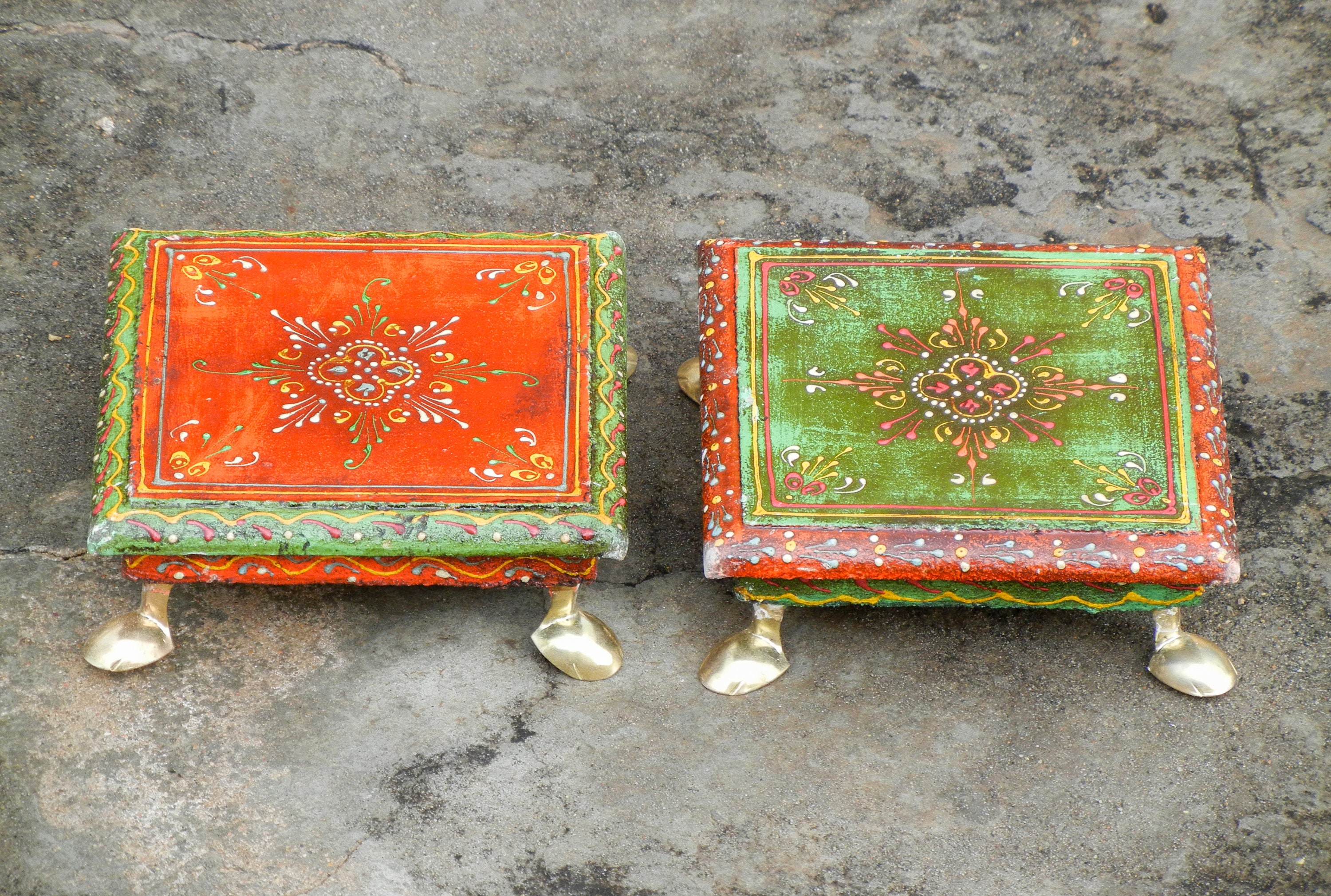 chowki miniature indien en bois, bajot, table, table de lit, peint à la main main, rangoli design - set of 2