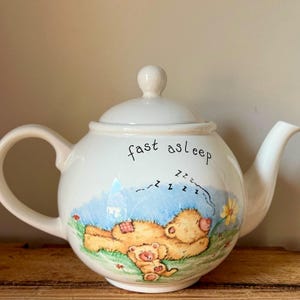 Vintage brittisk keramiktekanna Arthur Wood and Son Staffordshire Patch & co plyschbjörnar baktill och framtill