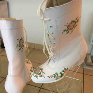 BRODERADE Dambalett Folklorico Dans Adelitas Stövlar Enkla Svarta och Vita Läder