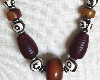 Colar de âmbar antigo, copal cônico de Pune, osso batik, espaçadores de ébano, cordão de couro ajustável