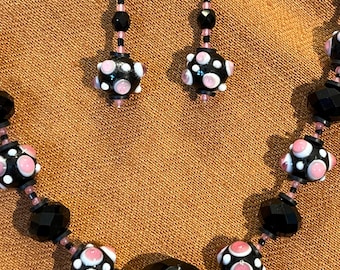 Colar e brincos em jato antigo rosa veneziano "olho elevado" - peça central oval em jato.