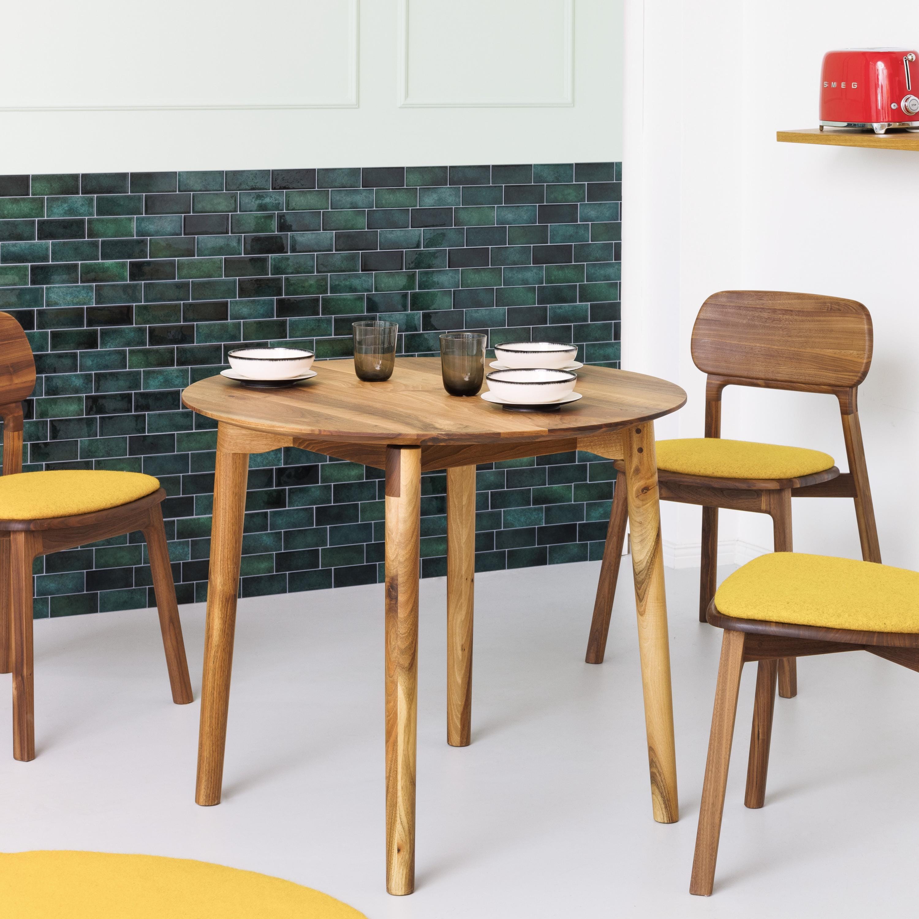 Table à manger ronde Form S en noyer - Pieds de table ronds et élégants