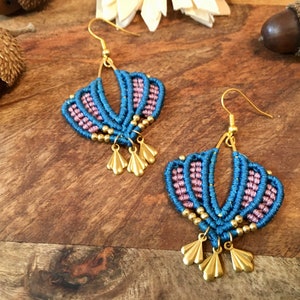 Pendientes bohemios de macramé con diseño de sirena y conchas doradas de colores: joyería hippie de estilo natural.