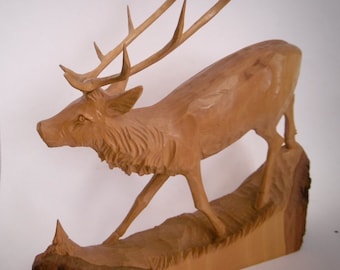 Magnifique grand cerf sculpté en bois, résultat. Art populaire "Albanais"