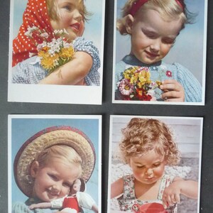 4 vecchie cartoline per bambini con bambola di fiori