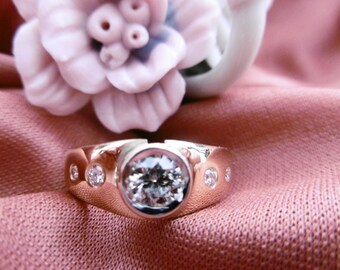 Bague extraordinaire pour femme en or avec 1 gros et 4 petits diamants taille brillant