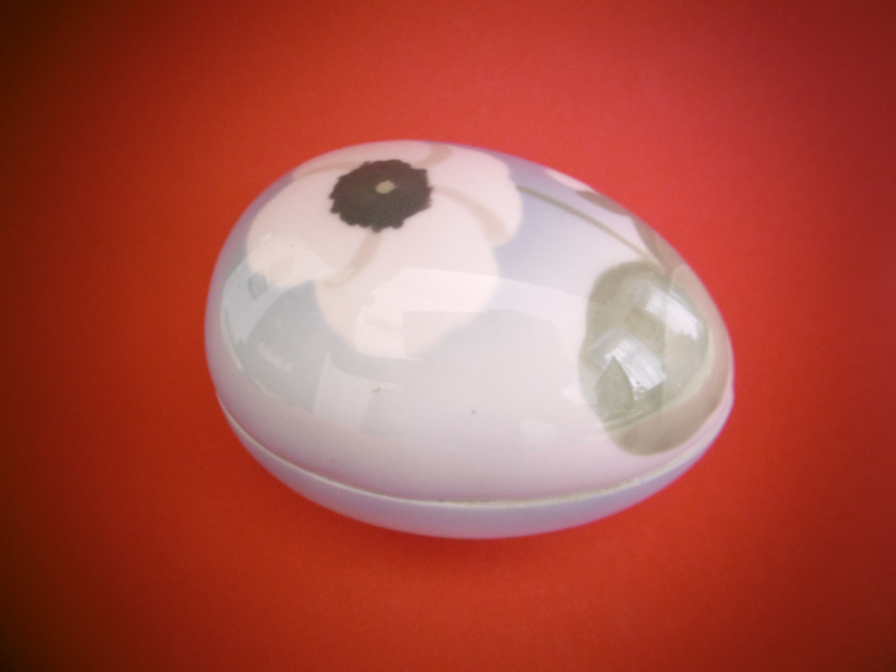 Beautiful porcelain egg in a spring-like design for filling (approx. 10x8x8cm)