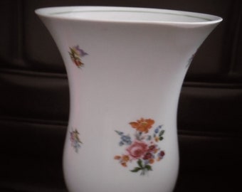 Vase printanier en porcelaine à décor floral, manufacture Schaubachkunst