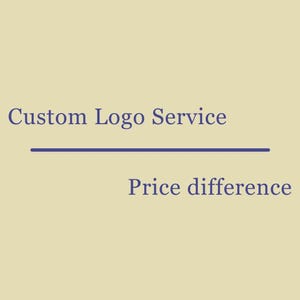 Könnte beinhalten: Eine hellbeige Grafik mit dunkelviolettem Text, der Custom Logo Service lautet, gefolgt von einer horizontalen Linie und dem Text Price difference darunter. Das Design ist schlicht und verwendet eine klare Schriftart auf dem Hintergrund.