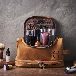 Personalized Leather Toiletry Bag, Christmas Gift for him, Men&#39;s Travel Dopp Kit, Personalized Groomsmen gift, Husband, Father gift for Dad