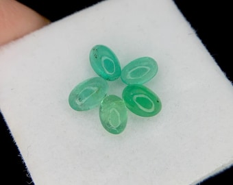 Lote de 5 encantadores cabujones de granate verde tsavorita, 1,30 ct, corte cabujón que maximiza su brillo vidrioso, 5 x 3 x 2 mm, perfectos para joyas llamativas.