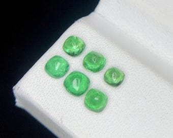 Encantador cabujón de granate tsavorita verde vivo, lote de 6 piezas, pulido suave y corte cojín que muestra su brillo vidrioso. 3 x 4 mm aprox., 1,35 ct.
