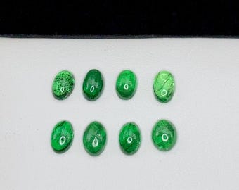 Lote de 8 cabujones de granate verde tsavorita de alta calidad, 4,55 ct. Corte de cabujón que maximiza su brillo cristalino (6x4x2 mm). Perfectos para joyería llamativa.