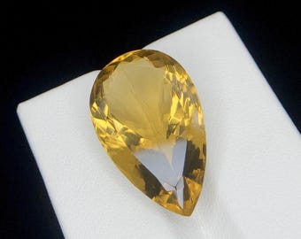 Naturalny, złocistożółty cytryn, kamień szlachetny 16,40 ct, 23x14x9 mm, szlif gruszkowy, lśniący blaskiem i niepowtarzalnymi błyskami blasku, biżuteria