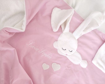 Babydecke mit Namen und Hase rosa personalisiert