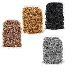 Puede incluir: Cuatro carretes de cadena, cada uno en un color diferente: dorado, plateado, oro rosa y negro. La cadena es de estilo delicado, de eslabones finos.