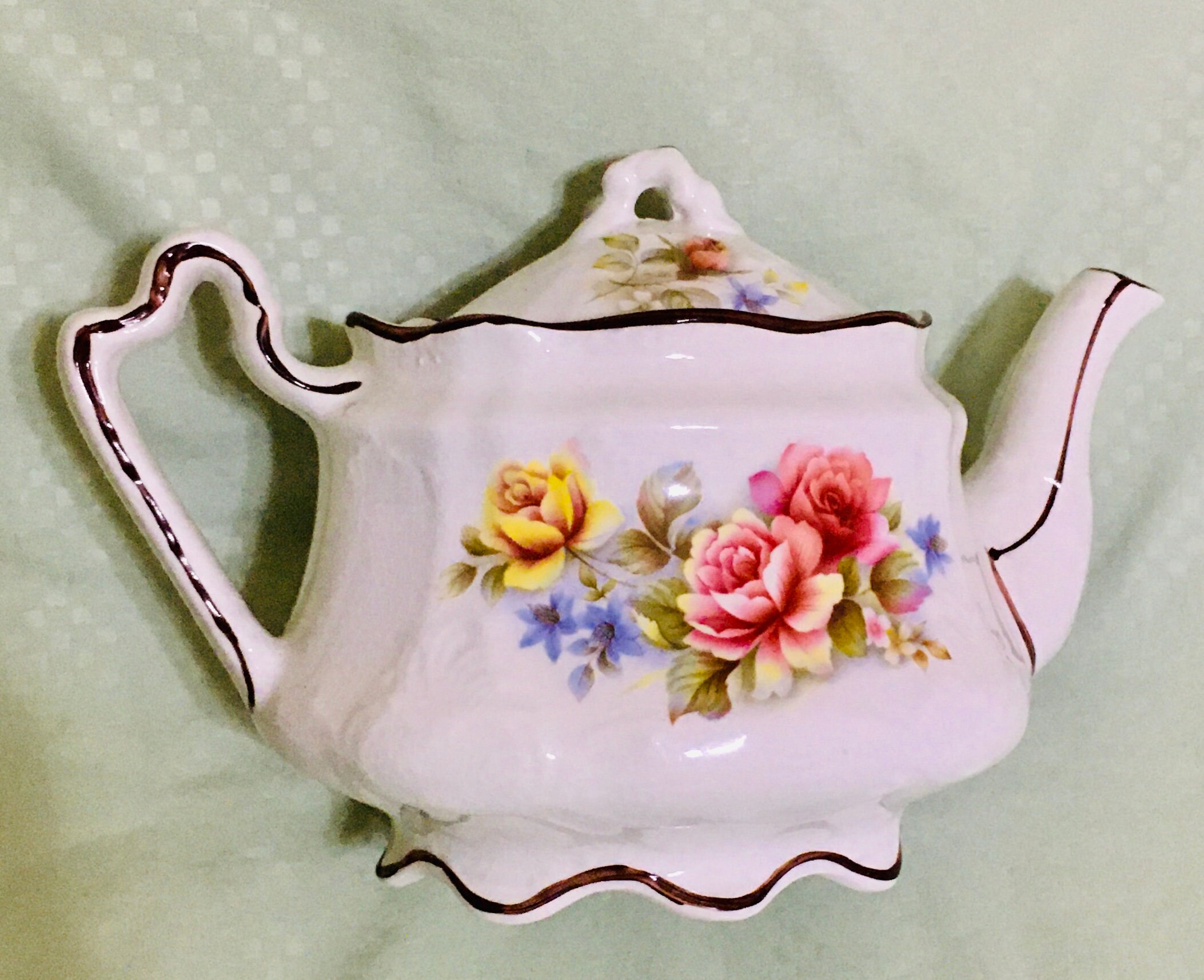 Arthur Wood Vermont Tea Pot Roses with Gold Edging Made in England