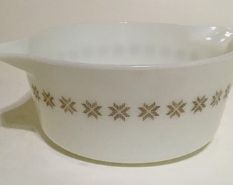 Pyrex Town and Country White 475-B 2.5 Quart Cinderella Round Casserole
