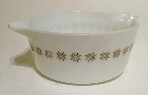 Pyrex Town and Country White 475-B 2.5 Quart Cinderella Round Casserole