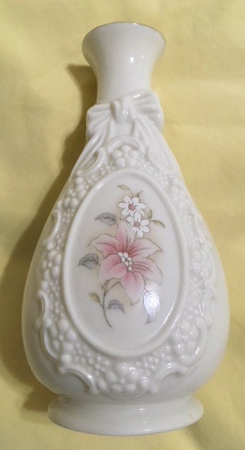 Cameo Ribbon Vase Royal Heritage Collection Rose Decorated Vase