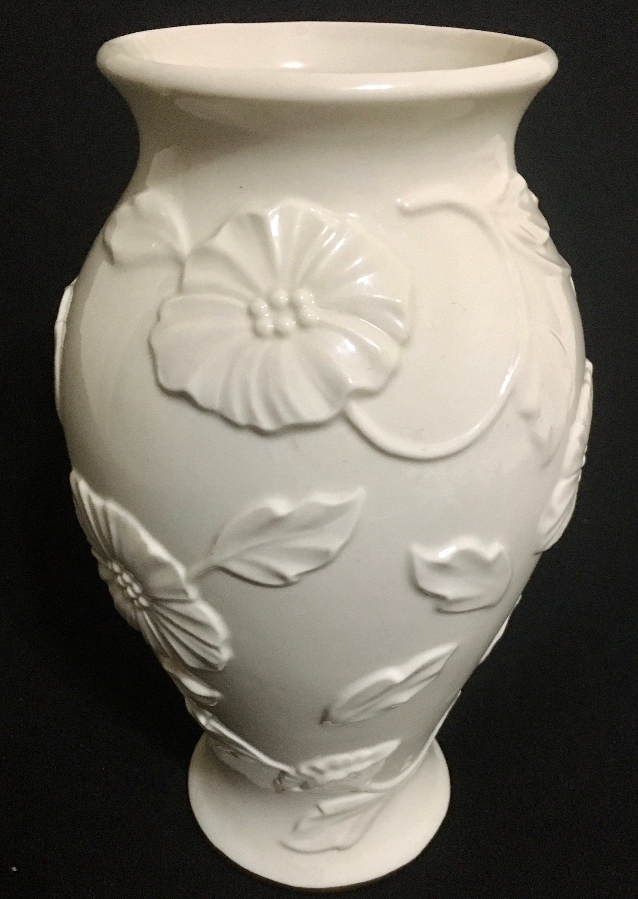 Lenox Poppy Vase Gold Bottom Rim 9 7/8 White/Ivory Color