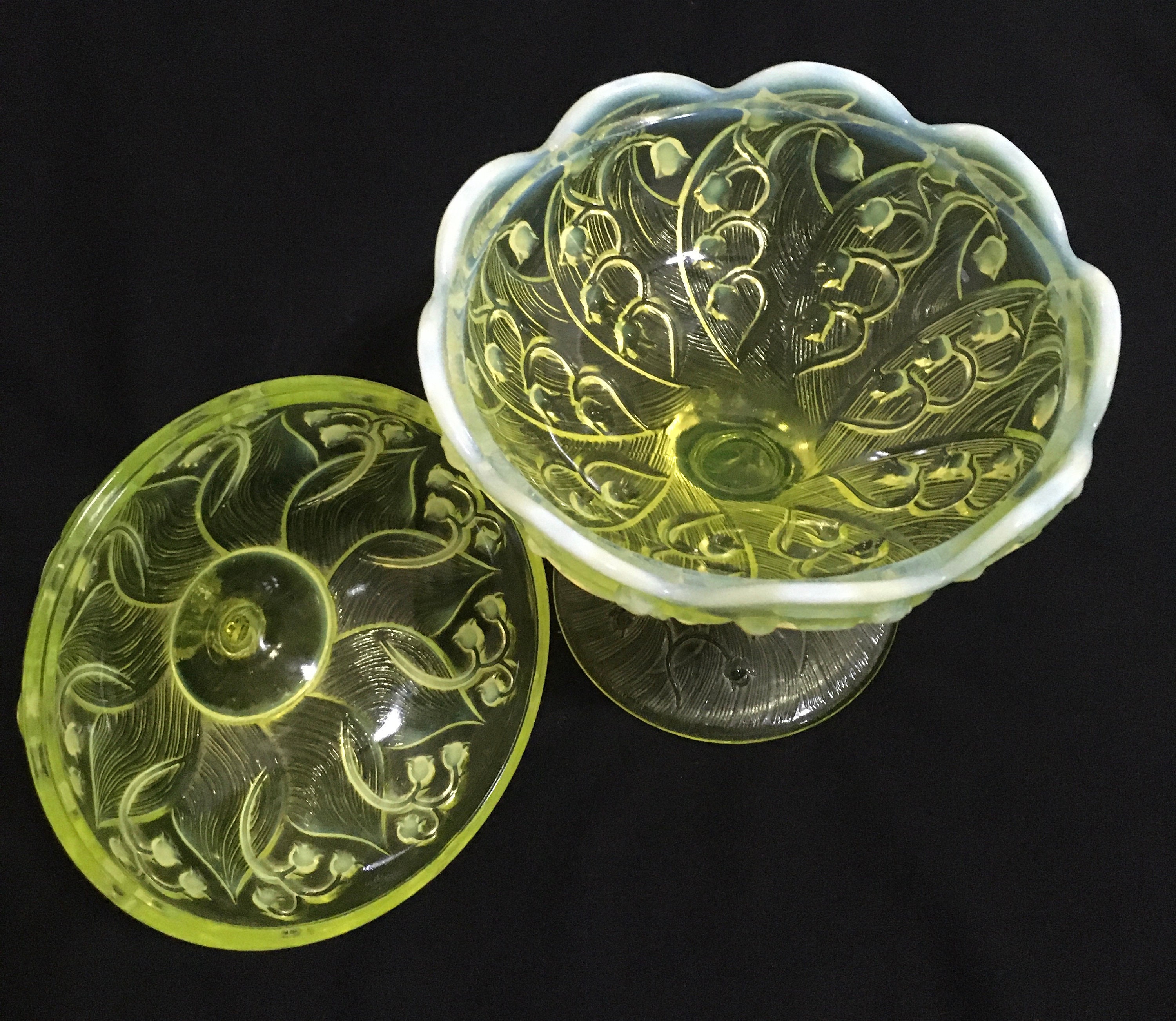 Fenton ゴールドクレスト スクエア キャンディーディッシュ Vintage Fenton Spruce Green 7 1/2 Inch Square Covered Candy