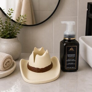 Farmhouse Kitchen Soap Holder Cowboy Hat Stand Countertop Organizer Western Bathroom Accessory Ranch Style Home Storage Foaming Pump Dispenser Bottle Holder Novelty Gift Rustic Sink Display Cream Color Brown Band Country Theme Functional