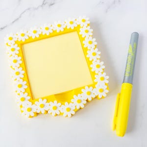 Daisies Sticky Note Holder Desk Accessory for Teacher Workspace Gift Floral Office Decor Spring Classroom Desk Organizer