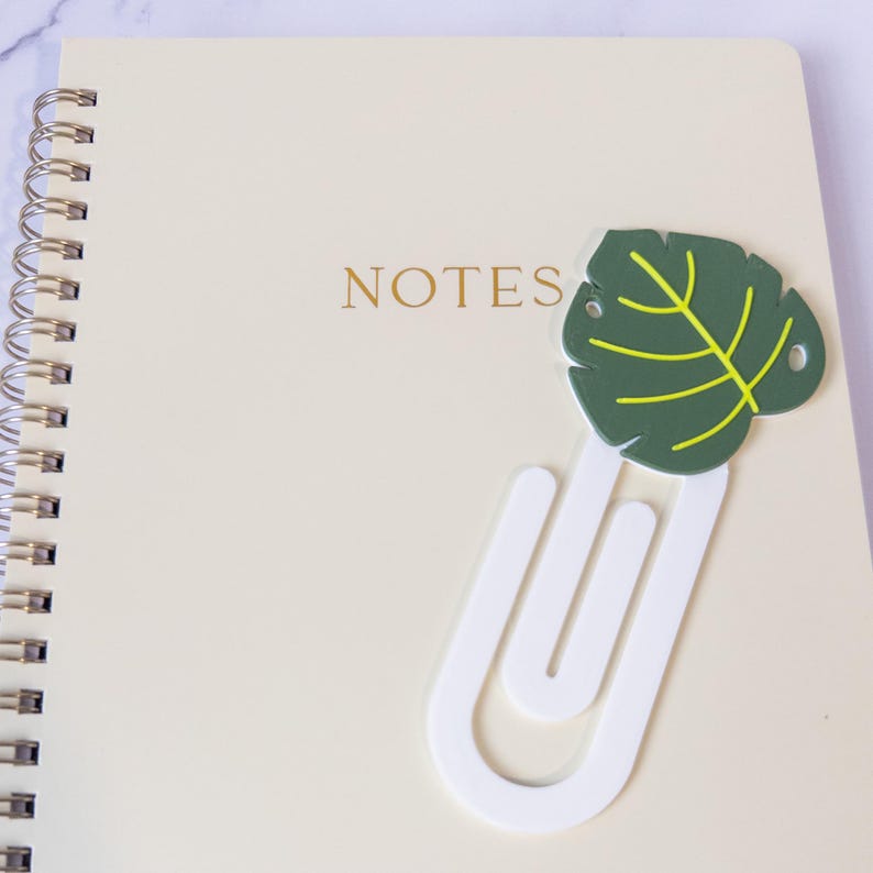 Tropical Page Marker Monstera Design Bookmark Green Leaf Shape Reading Accessory Desk Organization Tool Paper Holder Clip Book Lover Gift Plant Theme Office Supply Nature Inspired Decoration Yellow Vein Detail PLA Material Construction