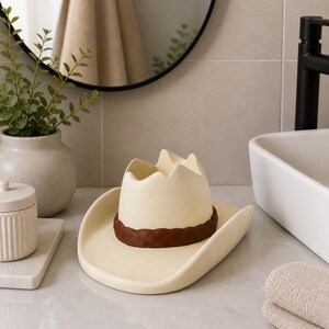 Countertop Organizer Stand Western Cowboy Hat Soap Holder Farmhouse Bathroom Kitchen Storage Ranch Style Home Accessory Foaming Dispenser Bottle Holder Rustic Sink Display Novelty Gift Idea Cream Brown Band Country Theme Functional Handmade