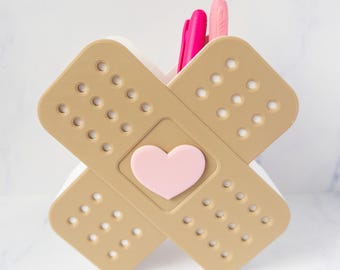 Nurse Desk Organizer Pen Holder Medical Pencil Cup Heart Shaped Accessory Bandage Theme Healthcare Office Workspace Decoration Doctor Gift