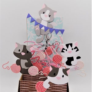 Carte pop-up. Boîte à explosion Chats aidant à tricoter une carte de voeux d'anniversaire faite main. Personnalisation GRATUITE