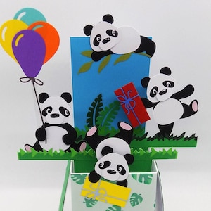 Carte pop-up. Carte de boîte qui explose pour la fête d'anniversaire de panda. Avec des cadeaux et des ballons. Personnalisation du nom/message d'accueil Gratuit